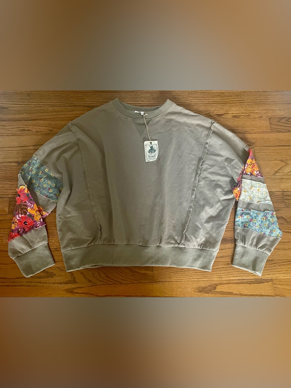 Easel Grey Sweatshirt with Fabric Stripe Accents on Sleeves Women’s Small NW